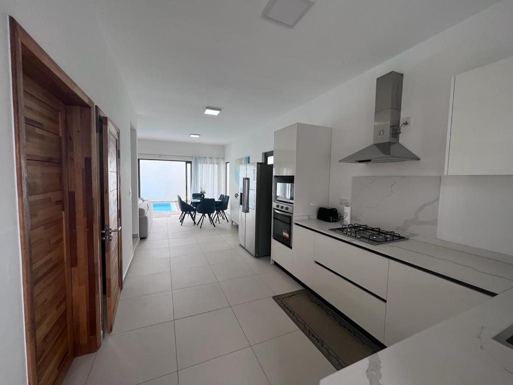Azure 4 Bedrooms Haven Retreat: Where Tranquility Meets Turquoise Waters, Flic En Flac Mauritius Extérieur photo