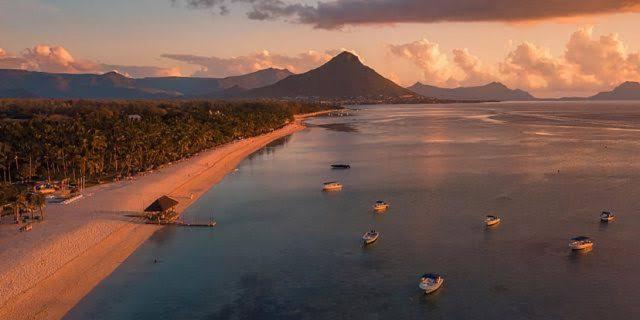 Azure 4 Bedrooms Haven Retreat: Where Tranquility Meets Turquoise Waters, Flic En Flac Mauritius Extérieur photo