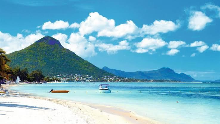 Azure 4 Bedrooms Haven Retreat: Where Tranquility Meets Turquoise Waters, Flic En Flac Mauritius Extérieur photo
